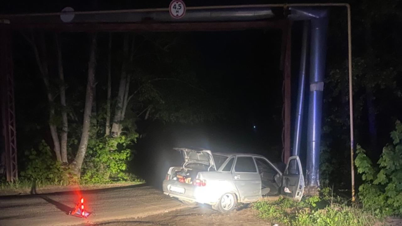 В ночь на пятницу в Саранске «десятка» въехала в опору теплотрассы В ночь на пятницу в Саранске «десятка» въехала в опору теплотрассы
