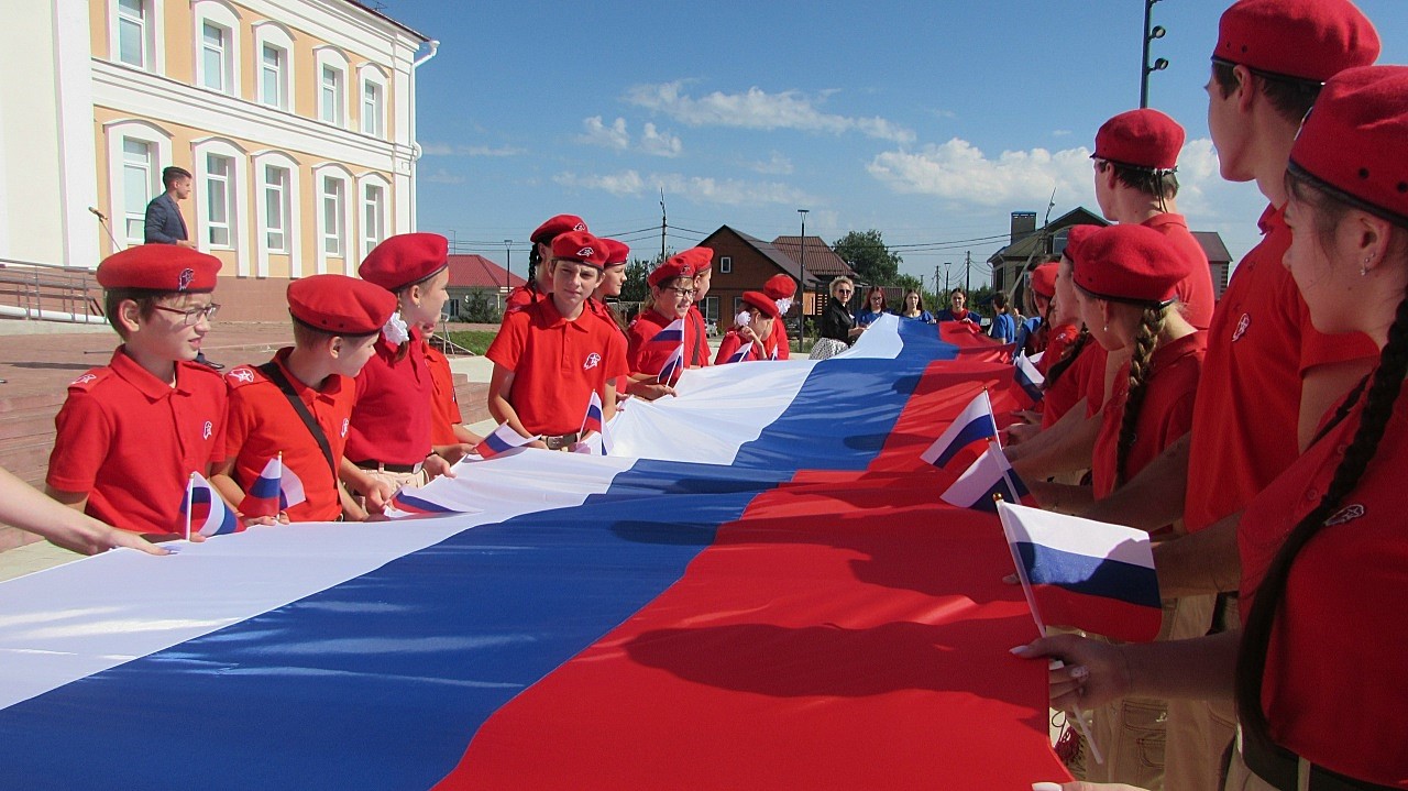 В Краснослободске развернули 13-метровый триколор