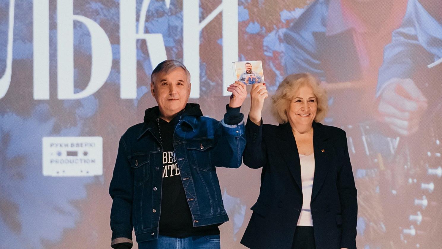 Благодаря сериалу «ВИА “Васильки”» у заполярного города России появился новый гимн Благодаря сериалу «ВИА “Васильки”» у заполярного города России появился новый гимн