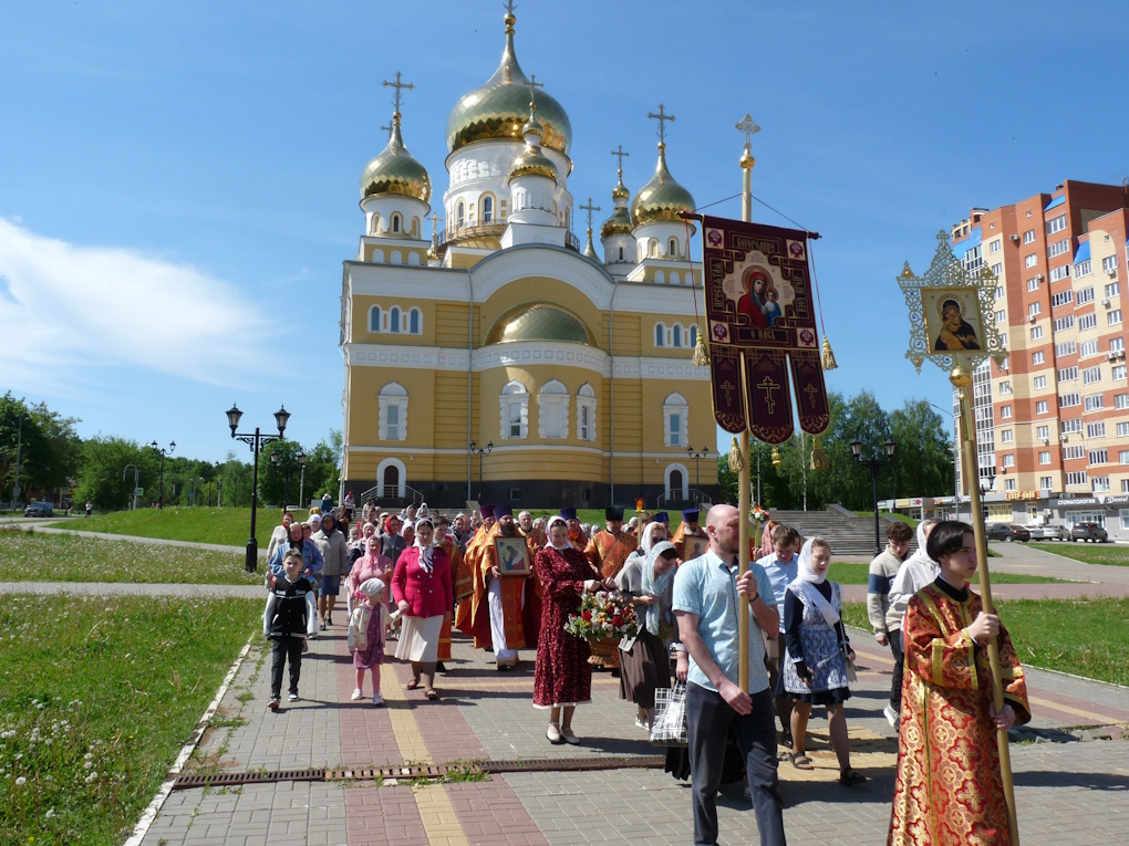 В Саранске состоялся крестный ход к памятнику святым Мефодию и Кириллу В Саранске состоялся крестный ход к памятнику святым Мефодию и Кириллу