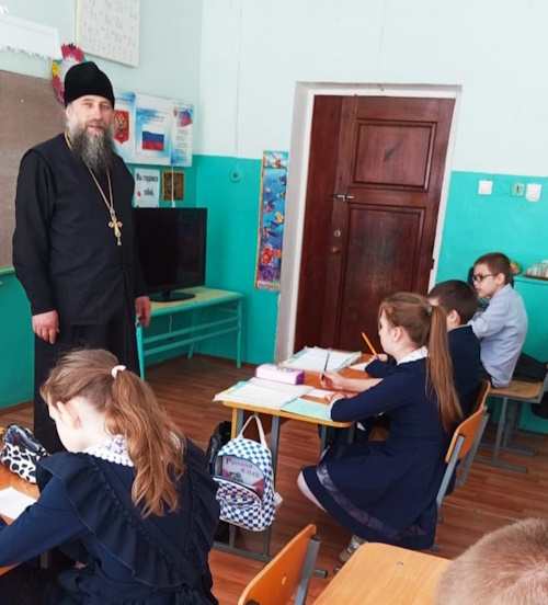 Воспитанники Ширингушской школы-интерната получили наставления от протоиерея Воспитанники Ширингушской школы-интерната получили наставления от протоиерея