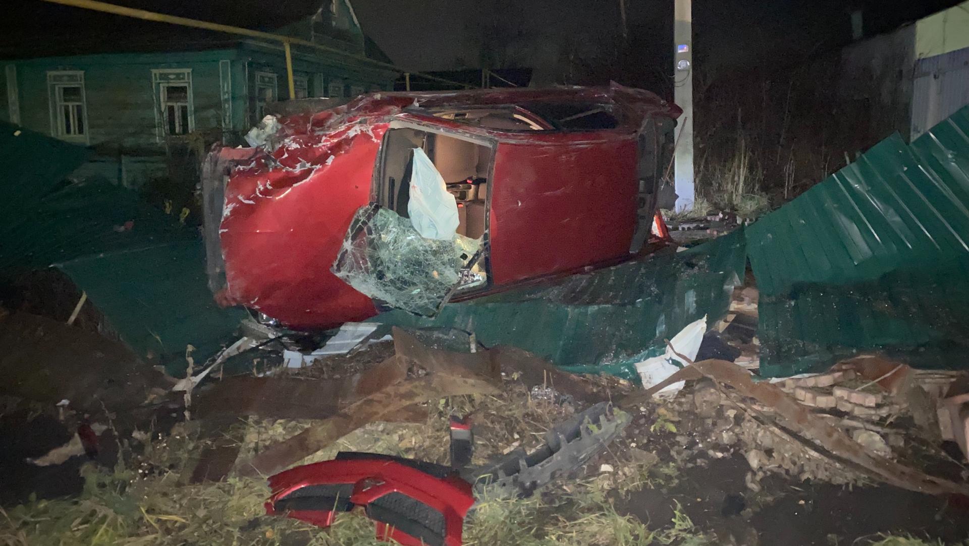 В Мордовии пьяный молодой водитель снёс забор своей иномаркой