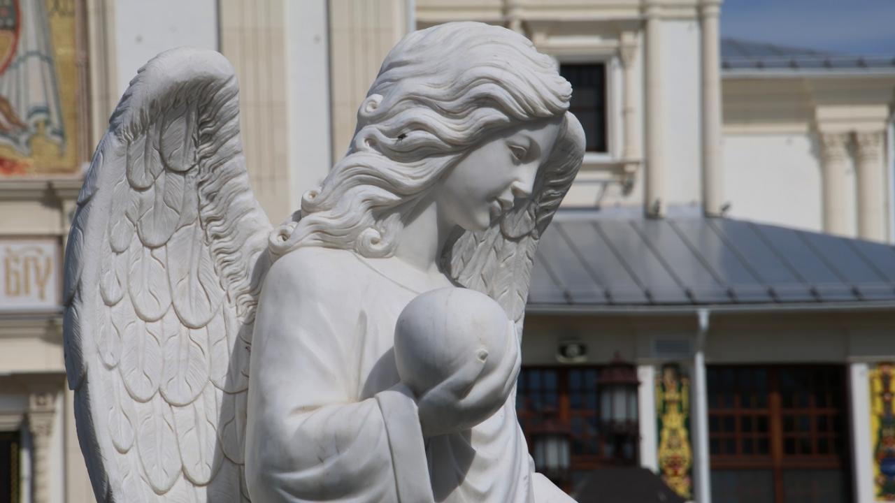 В одном из храмов России мироточит икона Николая II