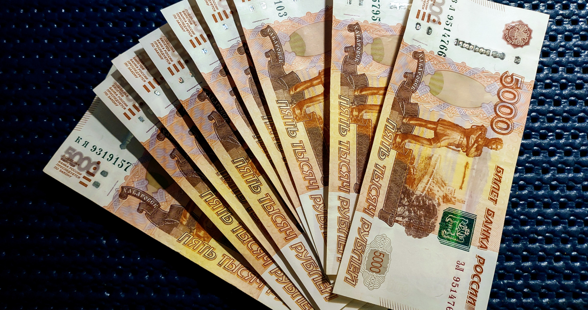 Жители России рассказали, на что они копят деньги 