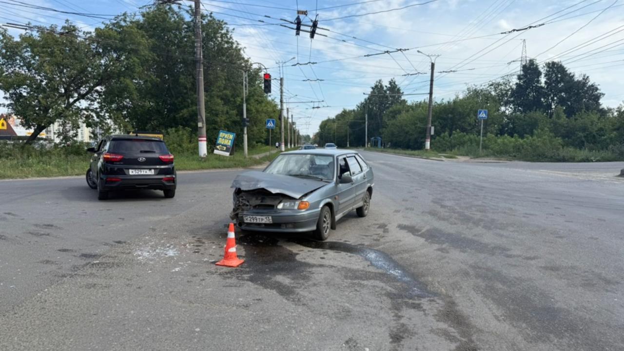 Водитель «Хендэ» не уступил дорогу «Ладе» в Саранске Водитель «Хендэ» не уступил дорогу «Ладе» в Саранске