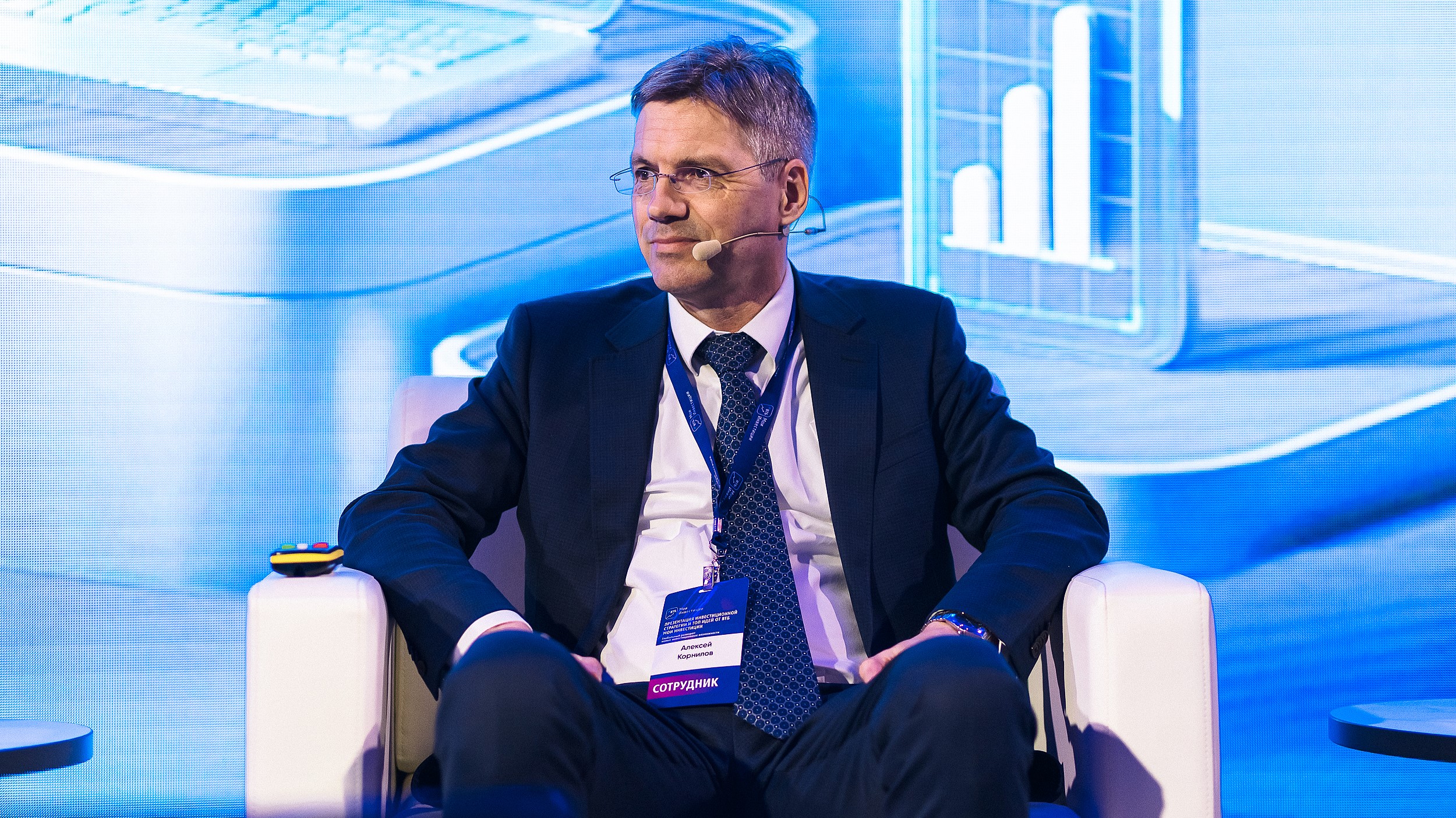 ВТБ допустил ослабление до 90 рублей за доллар к концу следующего года