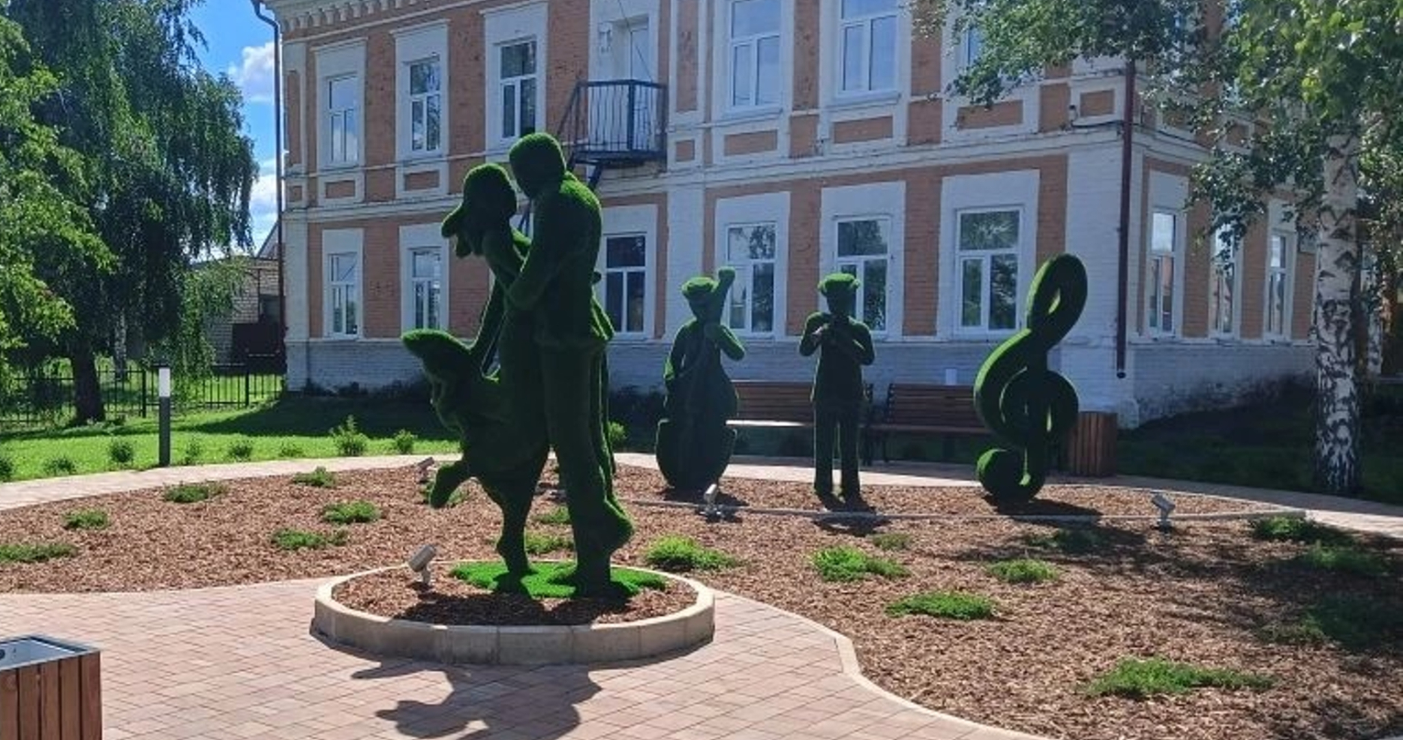 У школы искусств в Мордовии появилась влюблённая пара и музыканты 
