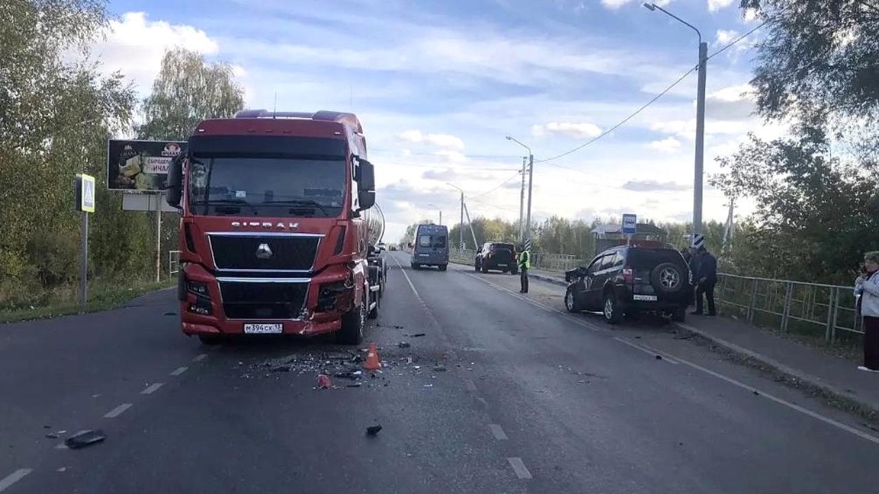 В Мордовии кроссовер вылетел под фуру: водитель в больнице