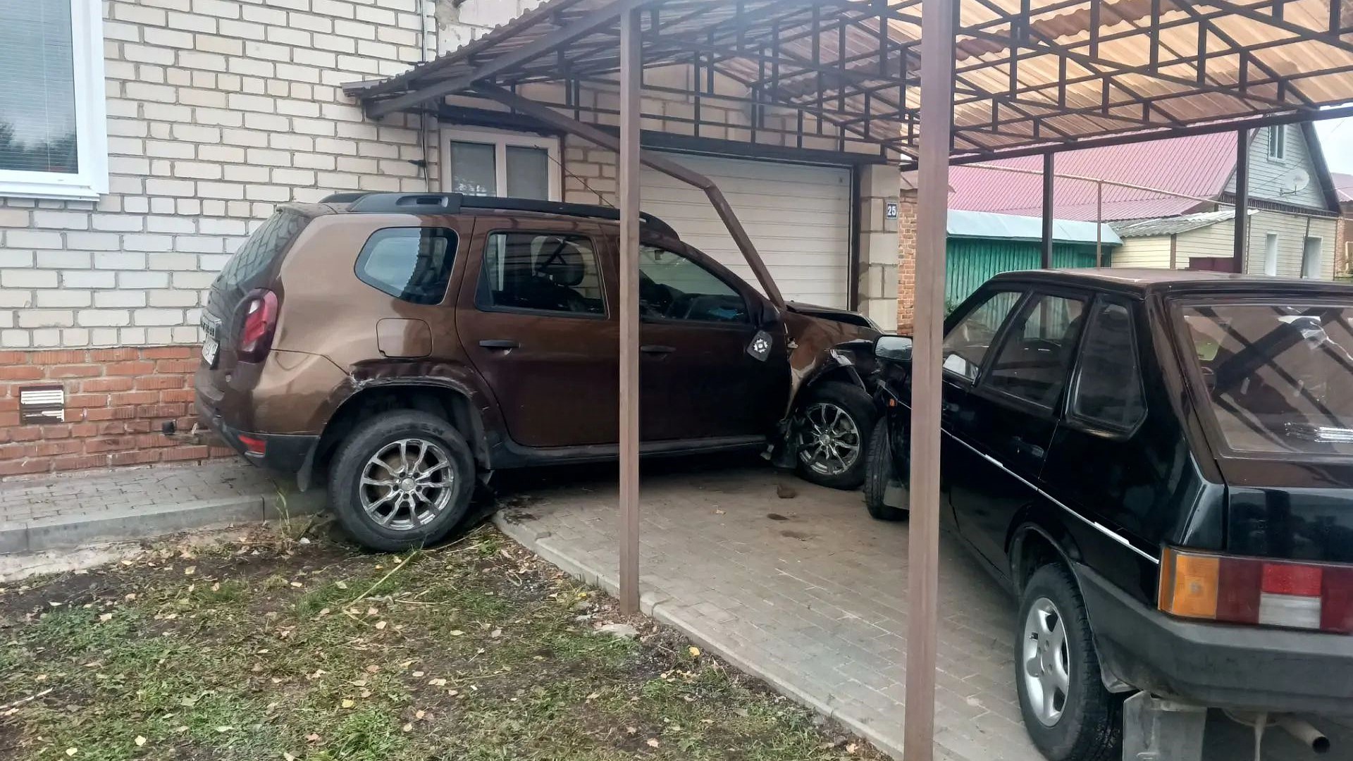 В Мордовии неудачный обгон закончился под металлическим навесом