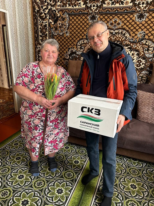 Представители консервного завода «Саранский» поздравили матерей, чьи сыновья находятся на СВО