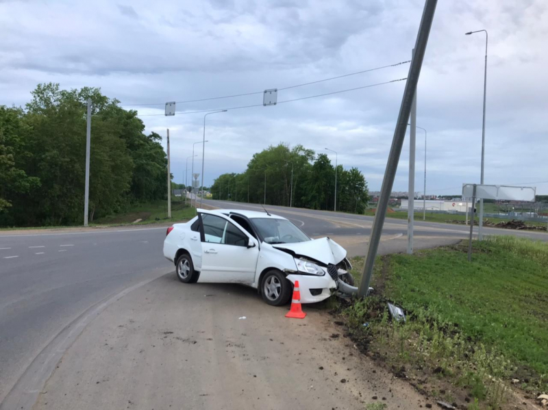 В Мордовии два трезвых водителя врезались в световые опоры