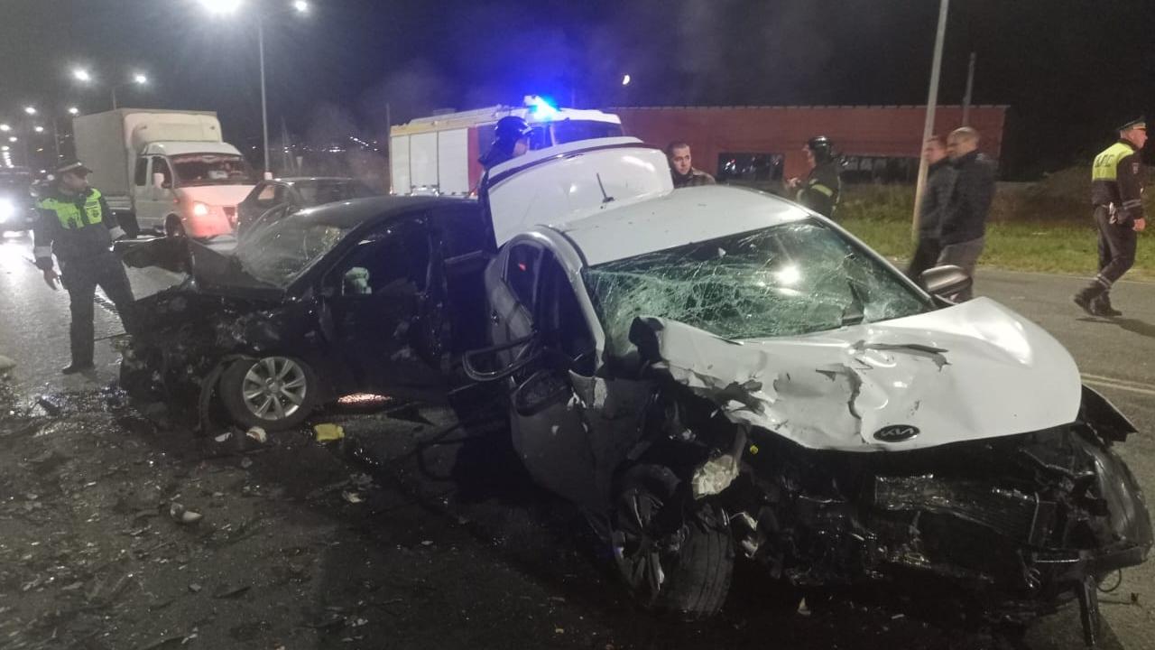Людей в Саранске зажало в машинах после лобового ДТП 