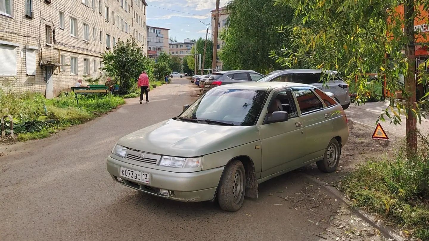 В Рузаевке пенсионерку сбили во дворе дома