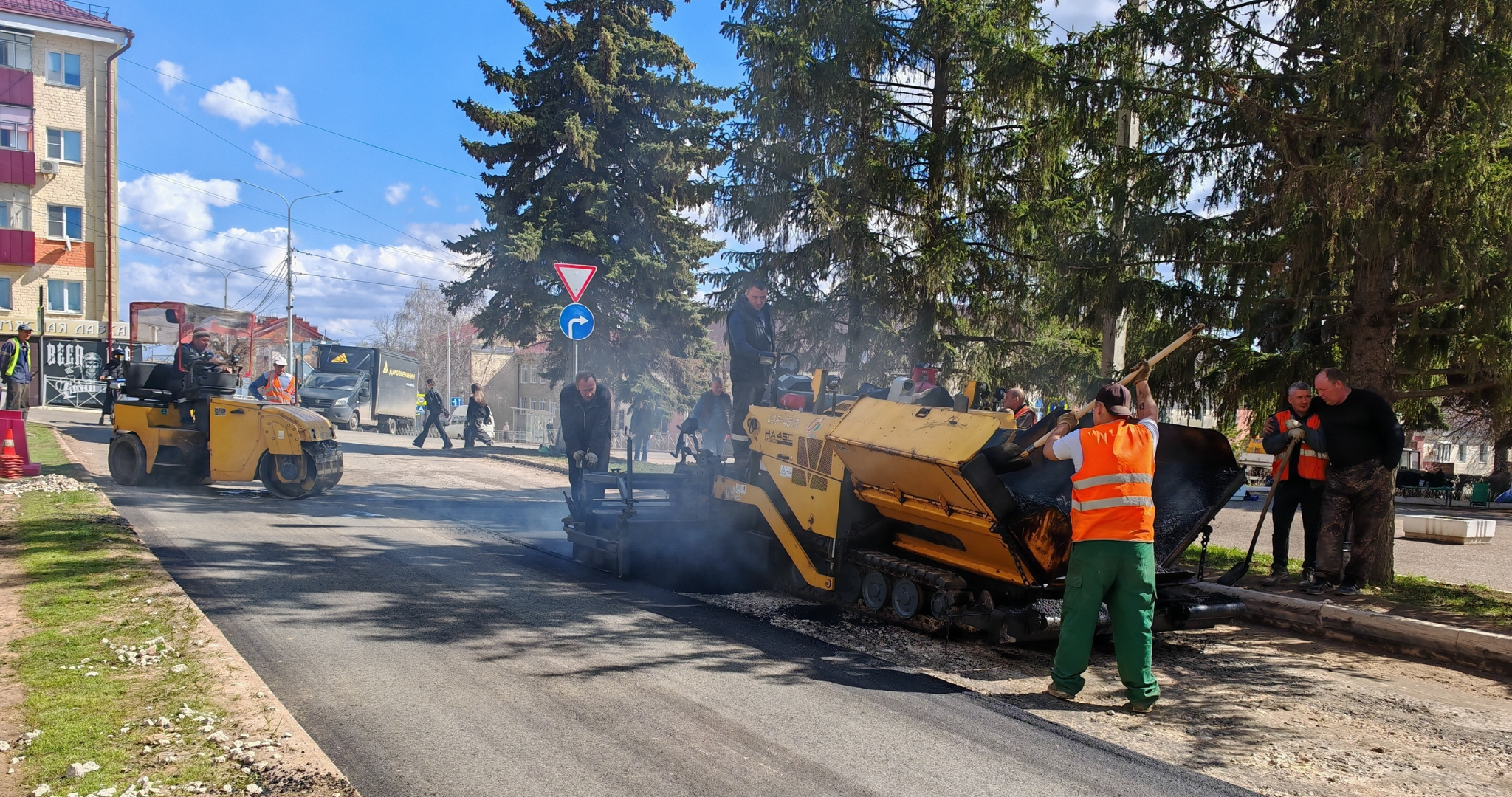 В Мордовии начали закатывать в асфальт рузаевскую улицу Ленина 