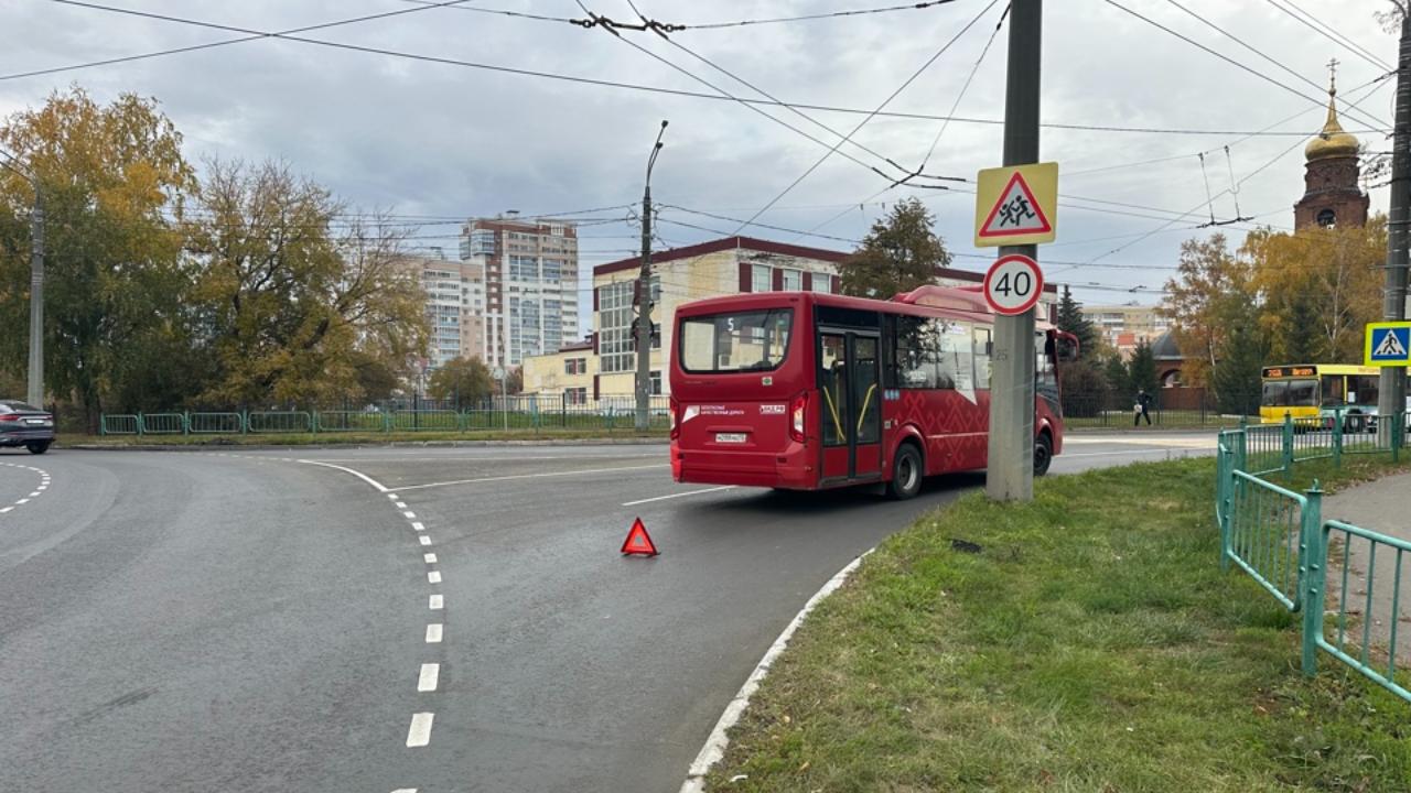 Иномарка «подрезала» автобус в Саранске: пострадала пенсионерка