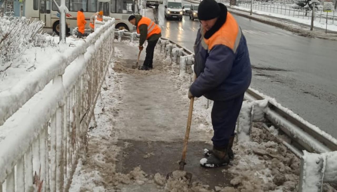 Второй день в Саранске устраняют последствия снегопада