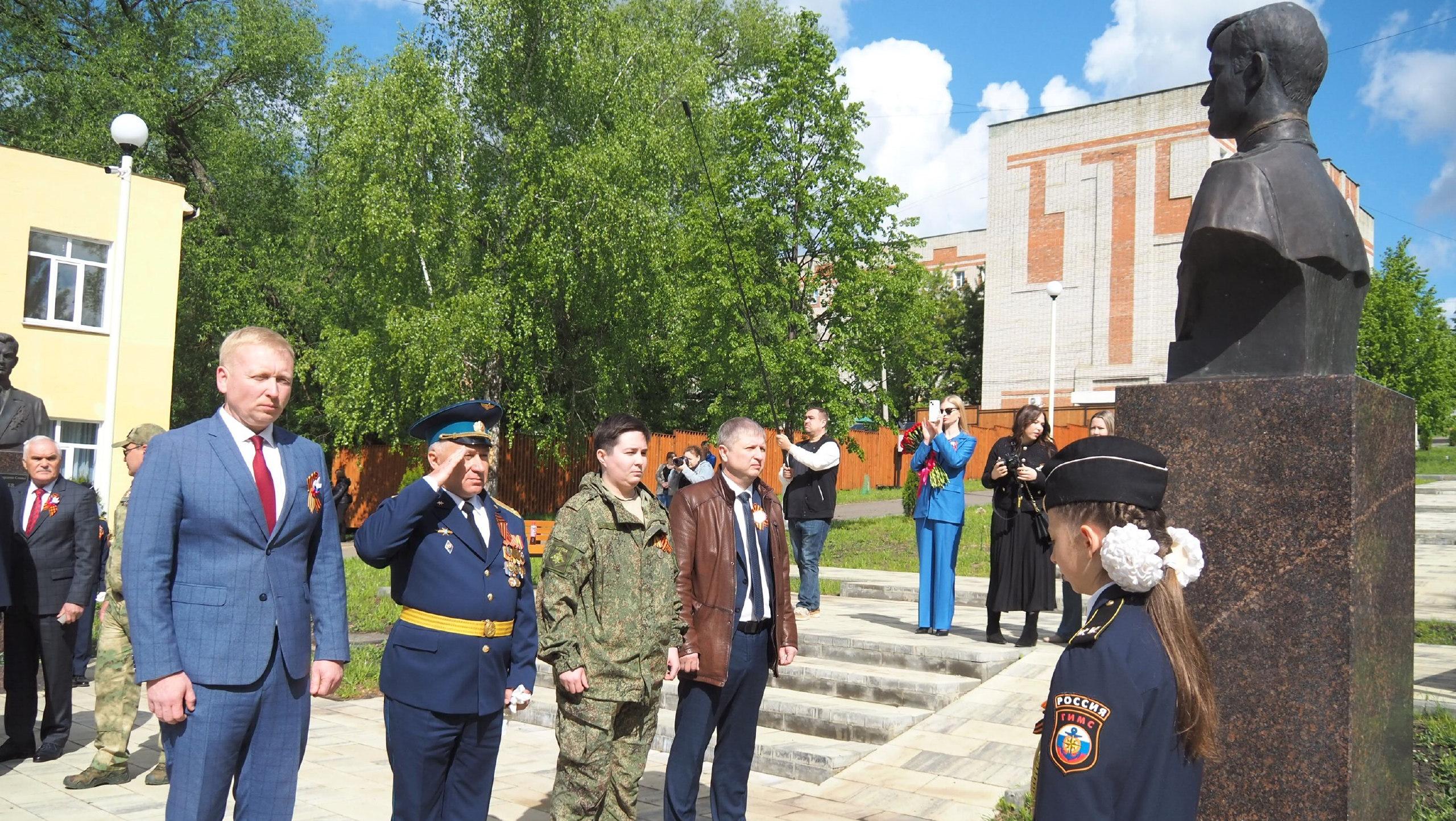 В Рузаевке День Победы начался с возложения цветов Героям Советского Союза и России В Рузаевке День Победы начался с возложения цветов Героям Советского Союза и России