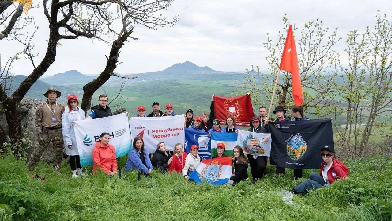 Представители Мордовии взошли на гору Верблюд, развернув копию Знамени Победы Представители Мордовии взошли на гору Верблюд, развернув копию Знамени Победы