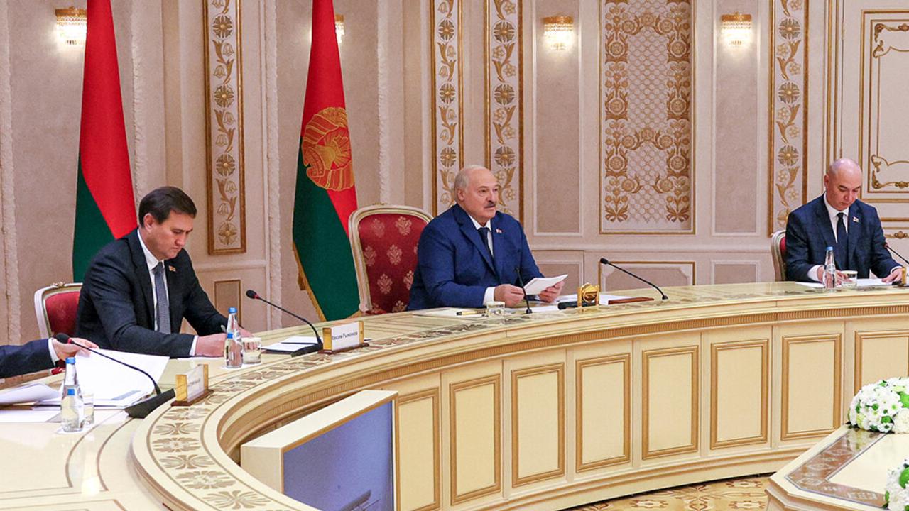 Александру Лукашенко подарили книгу про общность Беларуси и Мордовии Александру Лукашенко подарили книгу про общность Беларуси и Мордовии