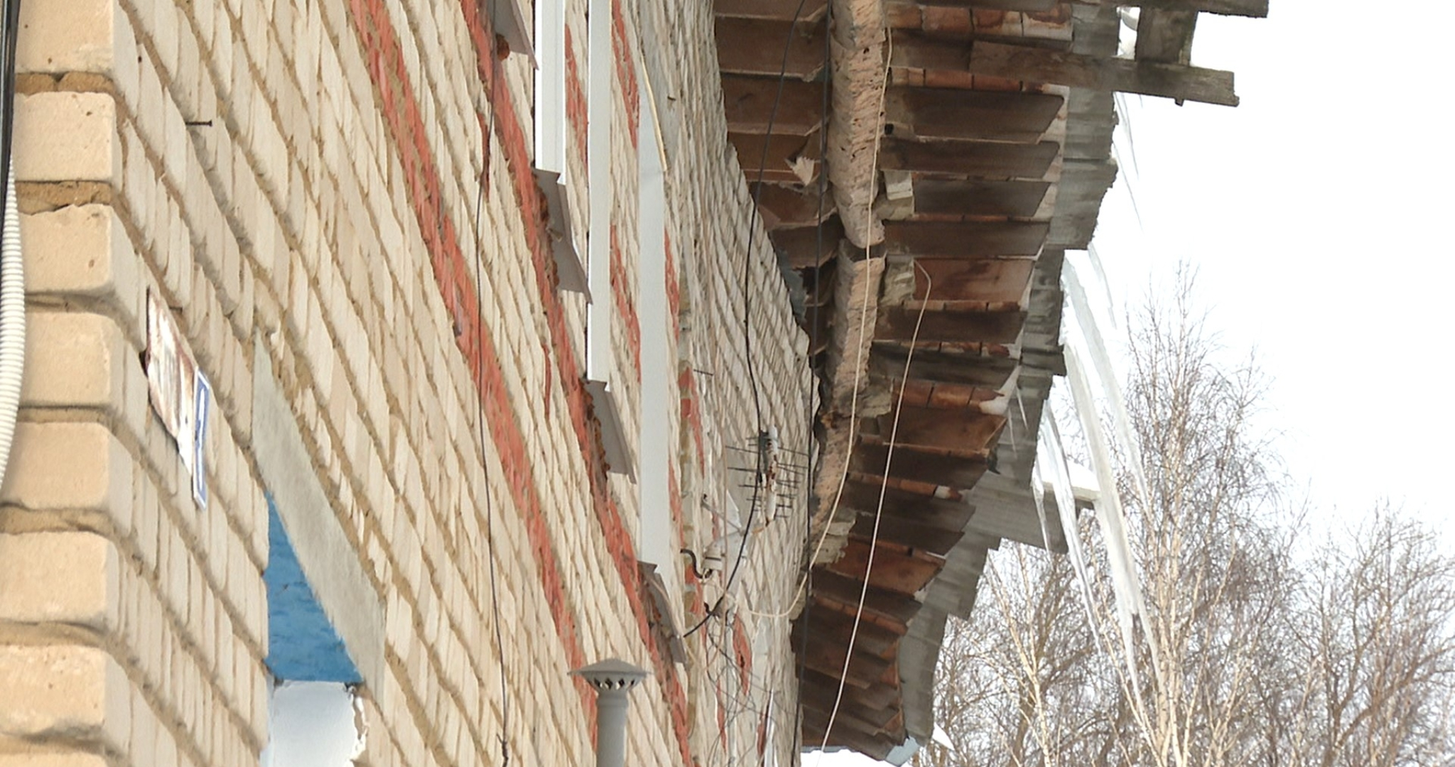 Подробности обрушения крыши жилого дома в Мордовии 