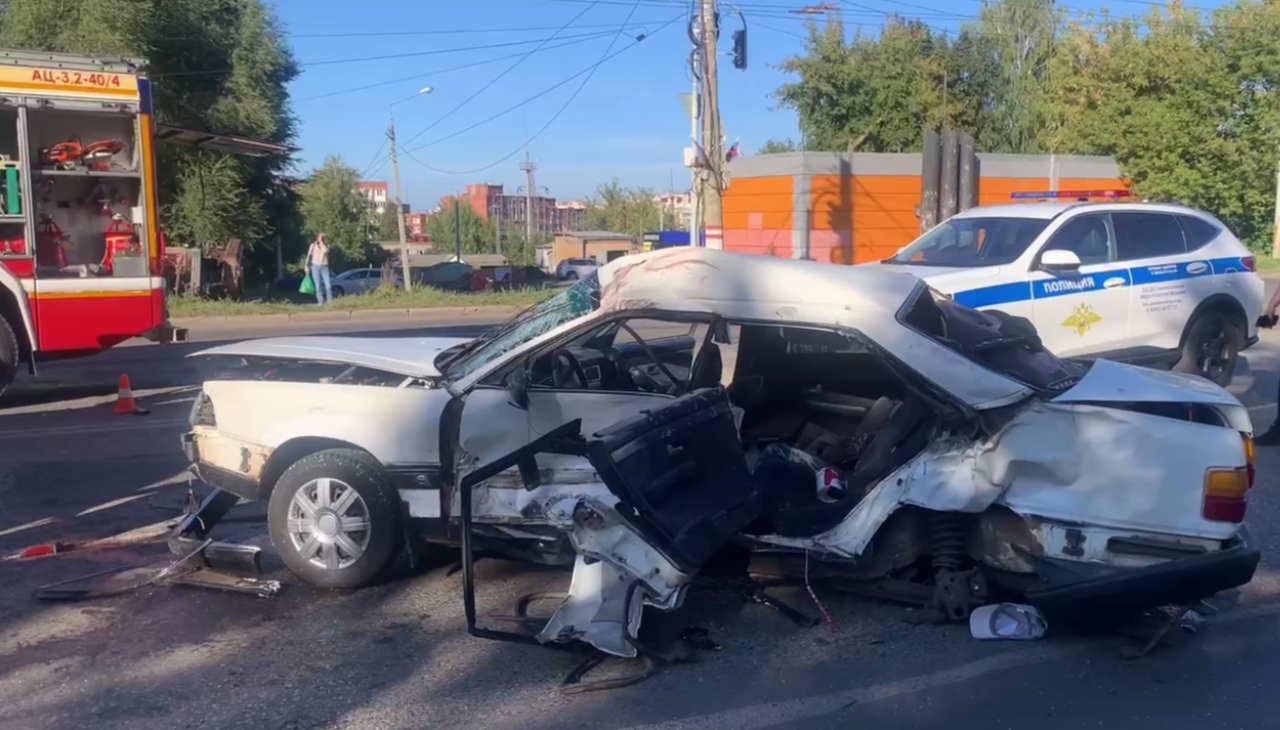 В Саранске иномарка столкнулась с пожарной машиной: пассажир погиб