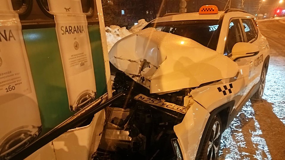 В Саранске «Семейное такси» протаранило стоящий автобус