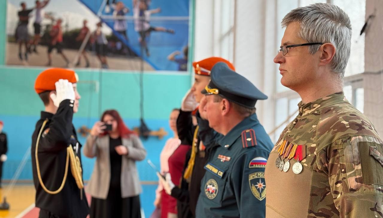 В церемонии поднятия флага в родной школе принял участие ветеран СВО В церемонии поднятия флага в родной школе принял участие ветеран СВО