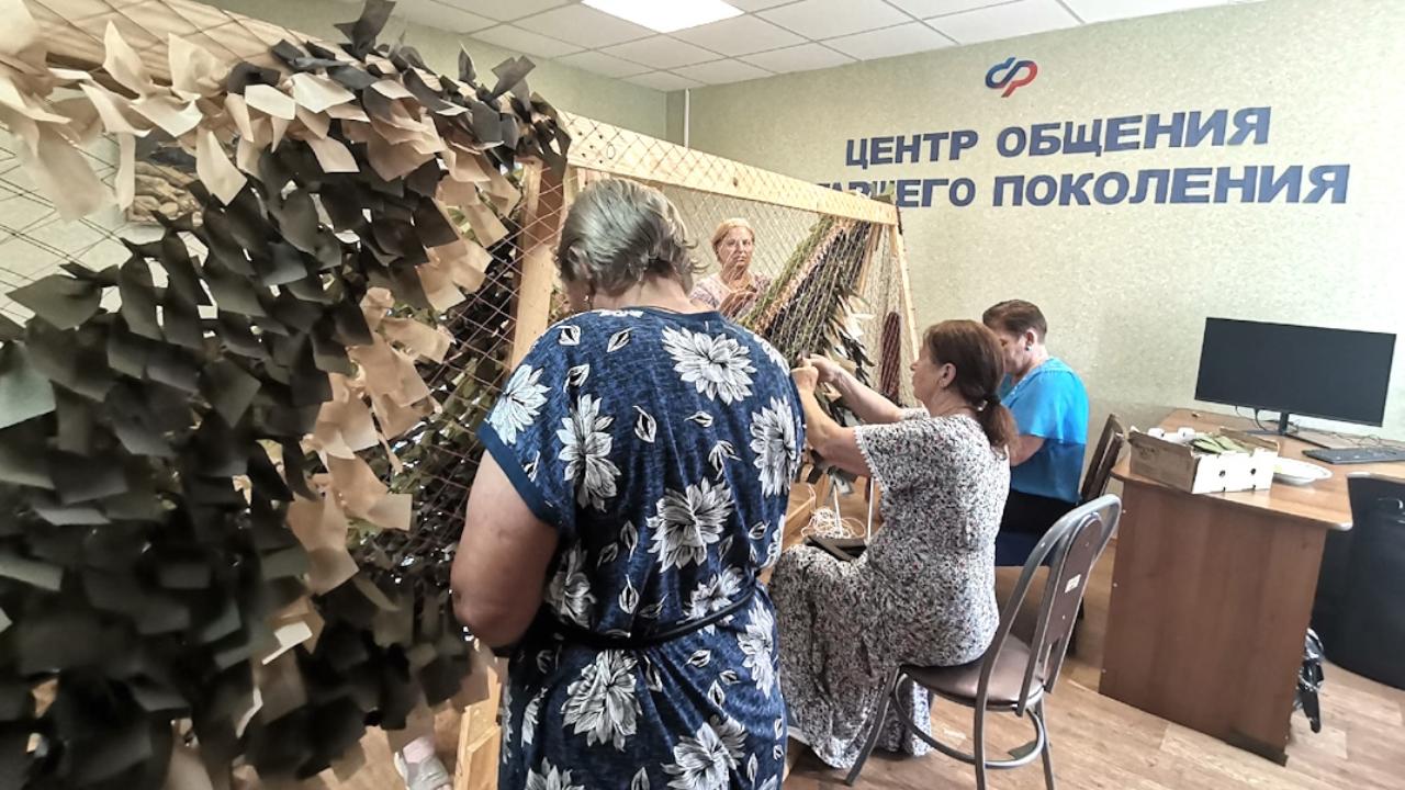 В Мордовии активисты «Долголетия» из Ельниковского района плетут масксети для бойцов СВО В Мордовии активисты «Долголетия» из Ельниковского района плетут масксети для бойцов СВО