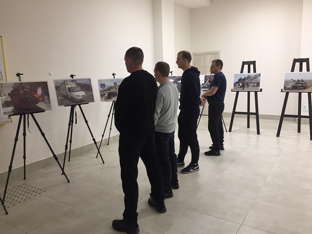 В Мордовии осужденные посетили фотовыставку о новейшей истории Донбасса