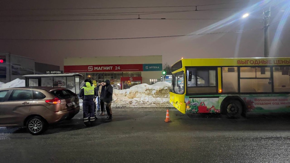 В Саранске пассажирский автобус догнал легковушку: пострадала девушка