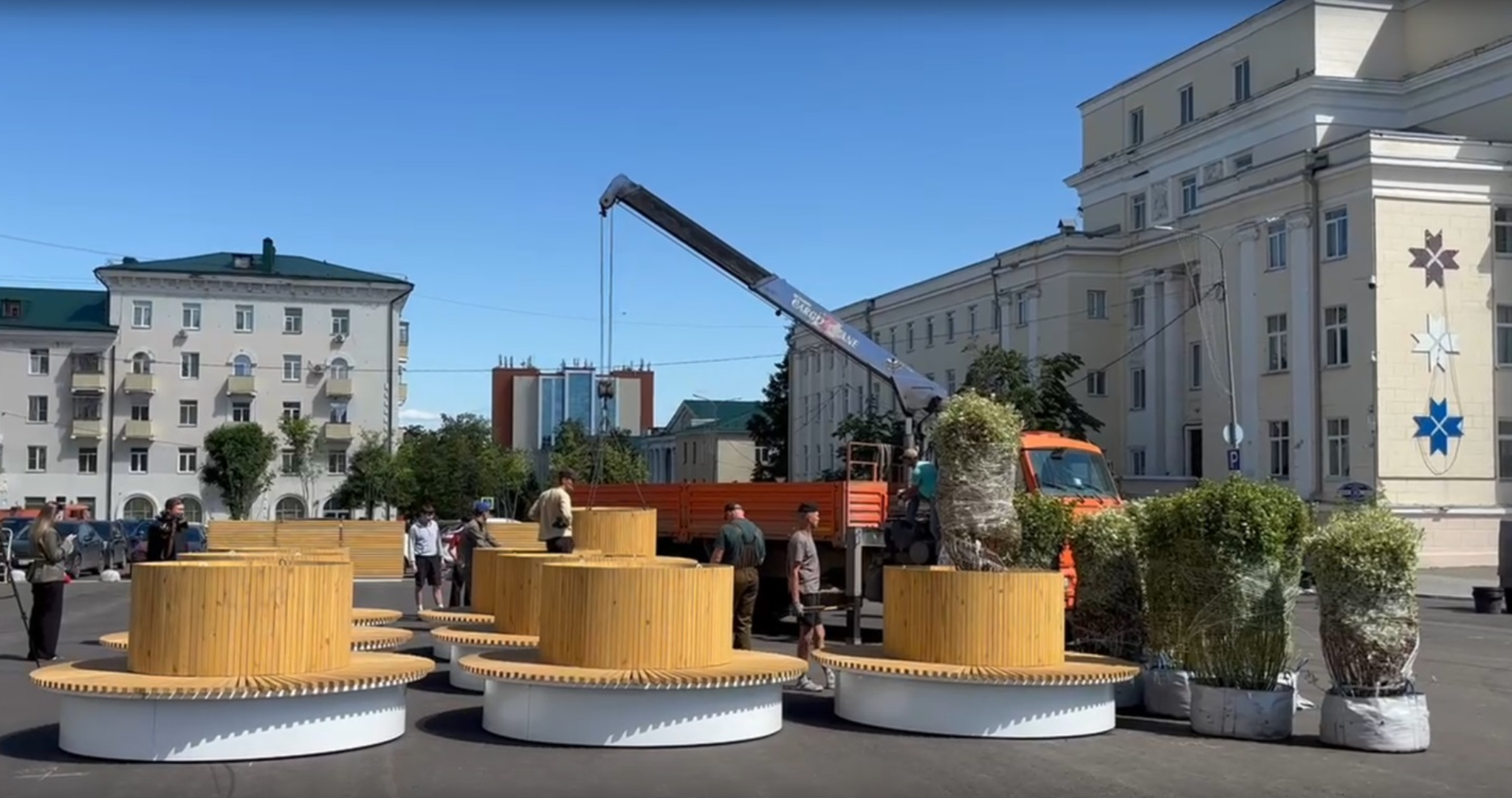 На главной площади Саранска начали сажать кустарники 
