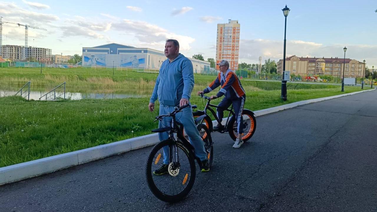 Мэр Саранска продолжает ездить по городу на велосипеде, выявляя недостатки
