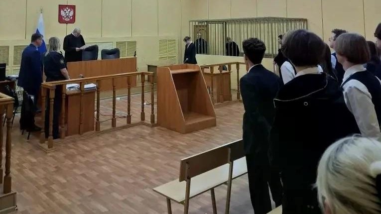 В Саранске условника отправили в колонию на глазах у школьников