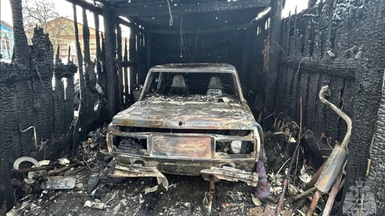 Три автомобиля и два гаража уничтожены огнём в Мордовии
