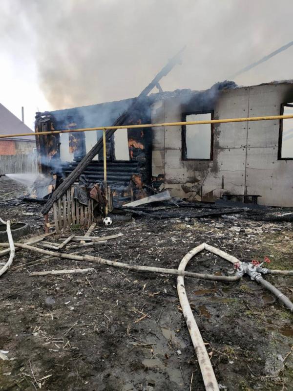 Житель Мордовии курил, наливая бензин: дом сгорел, хозяин получил ожоги