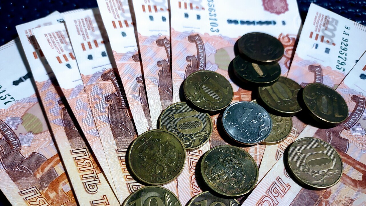 Премии и 13-е зарплаты в России начали выдавать по новым правилам 