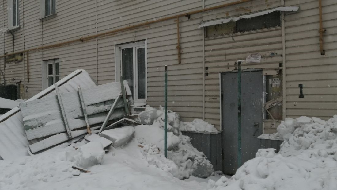 Жители Саранска из-за снега выбирались из дома через окна