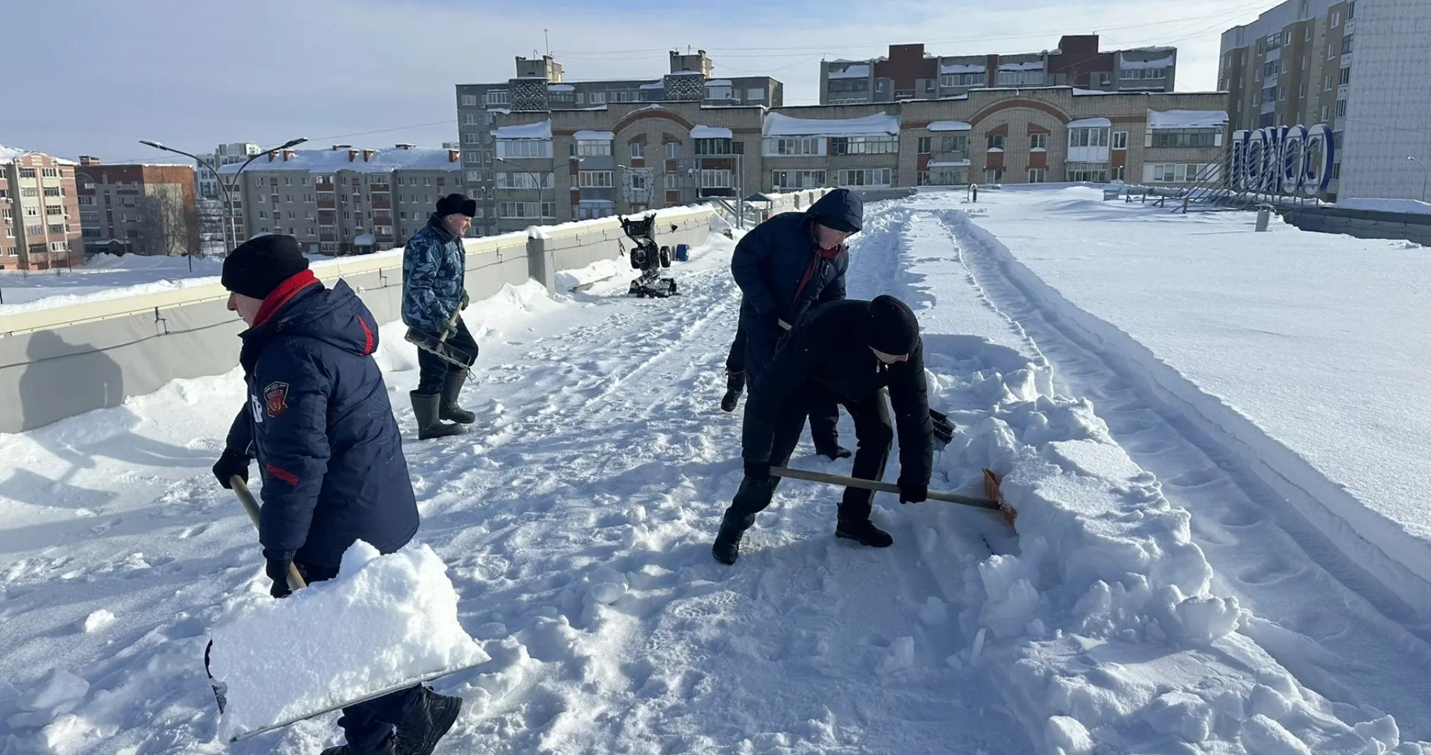 Люди с лопатами в Мордовии спасают крыши от обрушения 