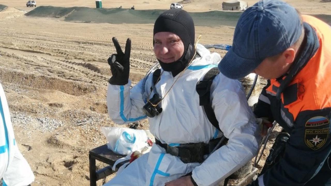 Саранские спасатели убирали мазут на пляже в Анапе