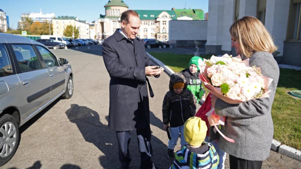 Многодетной семье в Мордовии подарили машину 