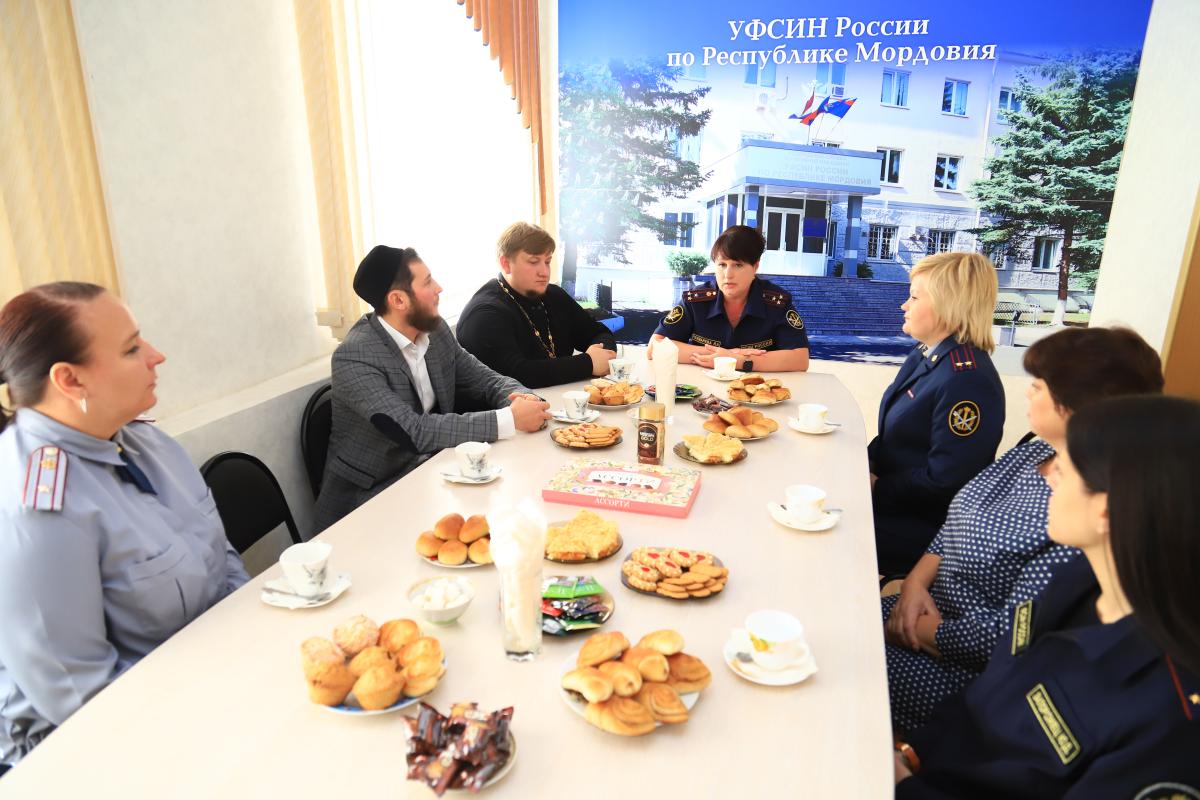 В УФСИН Мордовии священнослужители встретились с семьями сотрудников, погибших при исполнении