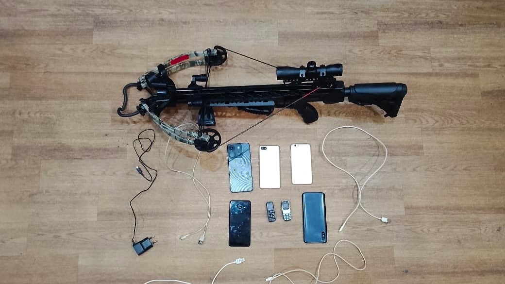 В Мордовии перехватили «летающие» мобильники