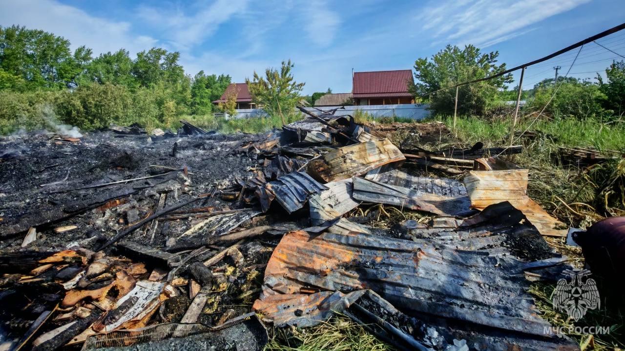 Ночью во Владимировке дотла сгорел деревянный дом Ночью во Владимировке дотла сгорел деревянный дом
