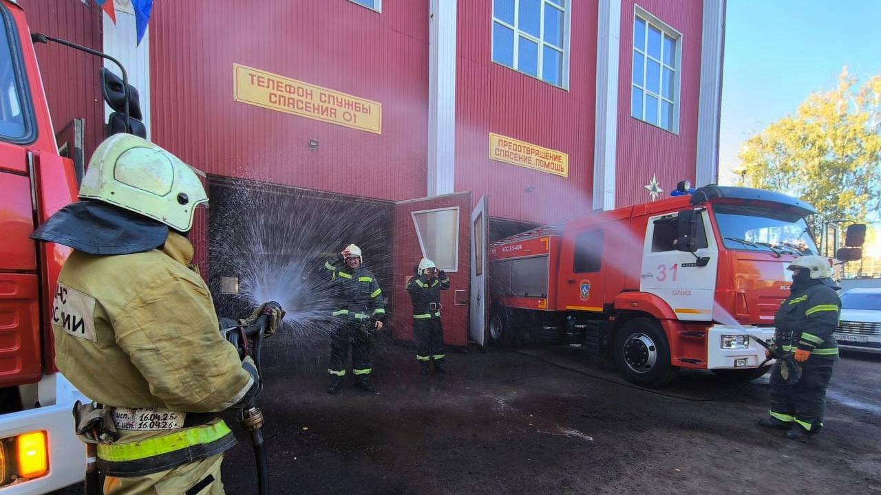 Пожарных-пенсионеров в Мордовии облили водой под вой сирен Пожарных-пенсионеров в Мордовии облили водой под вой сирен