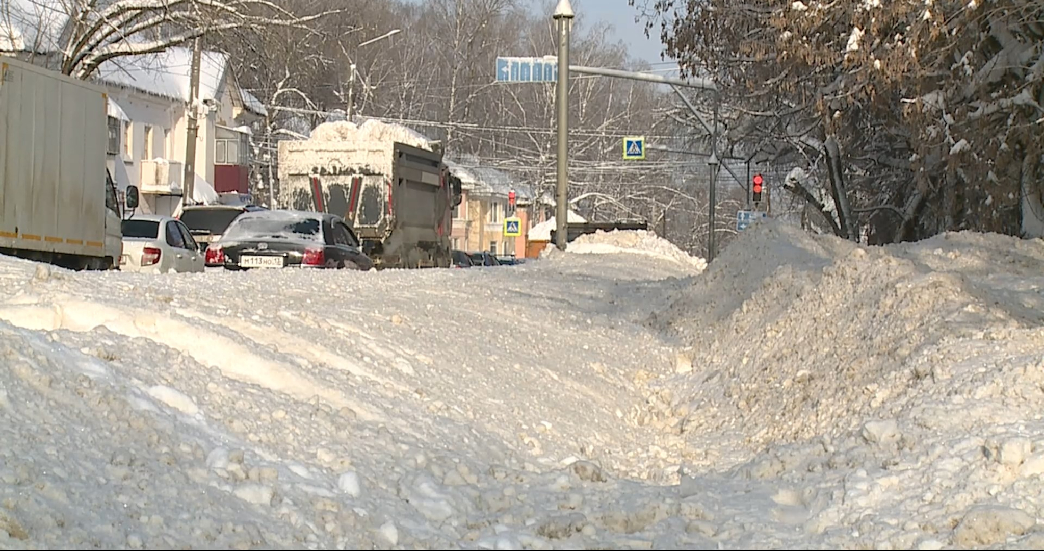 Сугробы по пояс: коммунальщики в Саранске завалили тротуары, которые чистили горожане