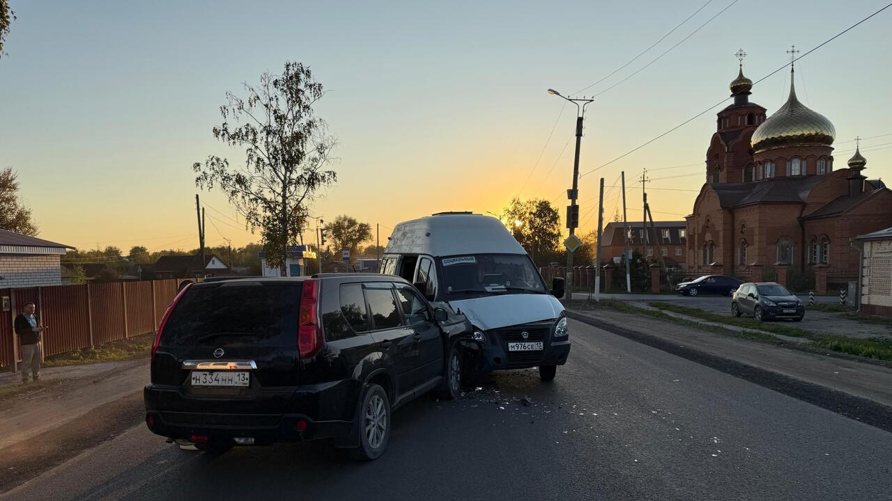 Социальный автобус и кроссовер столкнулись у храма в Мордовии Социальный автобус и кроссовер столкнулись у храма в Мордовии