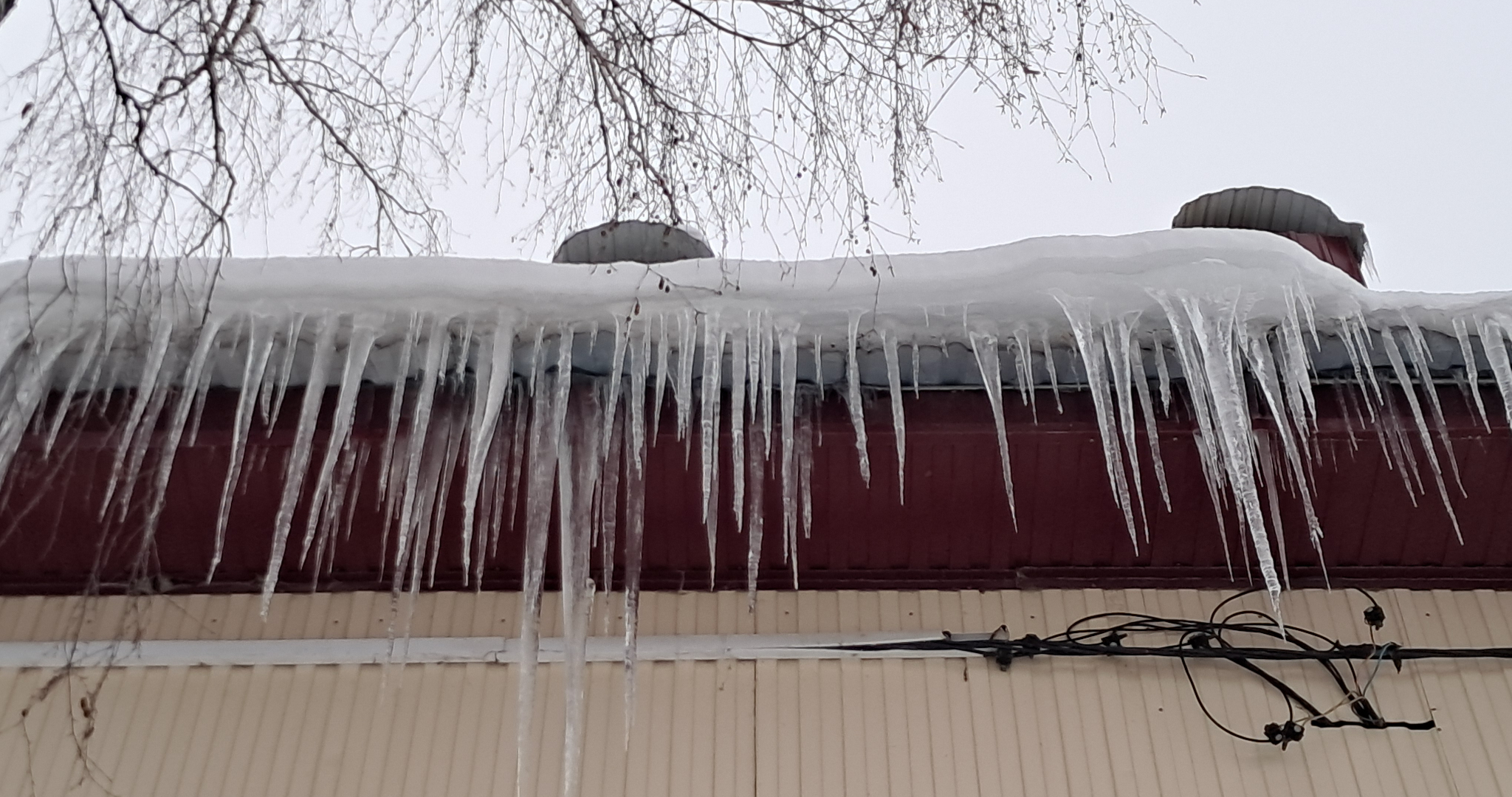 На 11-летнюю девочку в Мордовии упала глыба льда и снега 