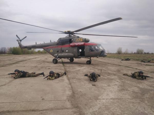 Спецназ Росгвардии в Мордовии отработал занятие по беспарашютному десантированию из вертолета 