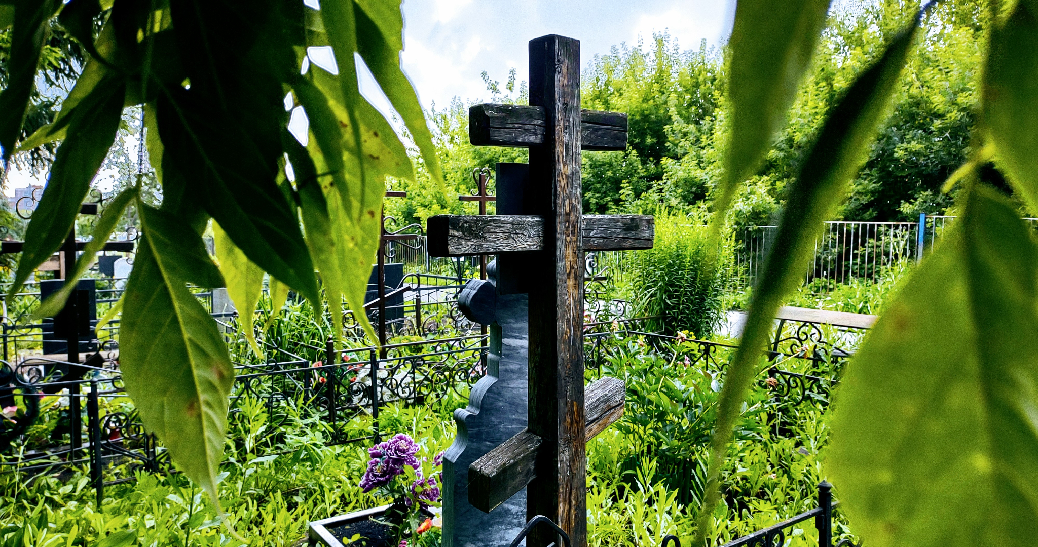 Что нельзя в Радоницу оставлять на кладбище: ответ священника 