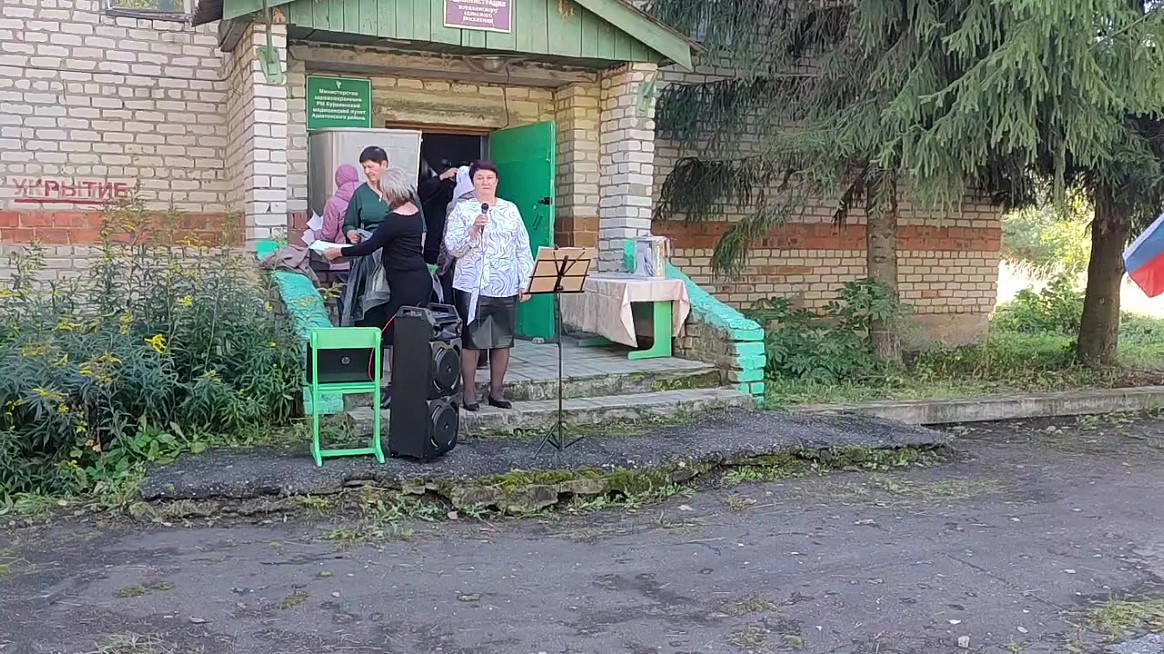 Жители Куракина голосуют с песнями и танцами